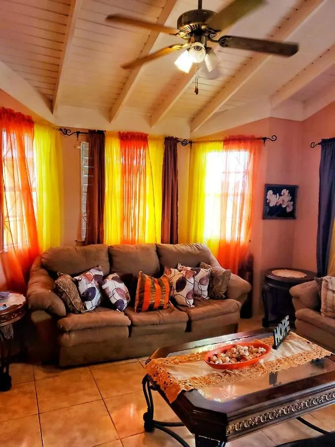 Casa de Férias Sensational 2 Bedroom Getaway In Florence Hall